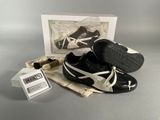 baskets Puma noires et blanches, avec leur boîte et leurs lacets