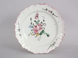 une assiette blanche ornée d'un motif floral rose