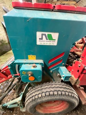 un tracteur qui est à l'arrêt dans la boue