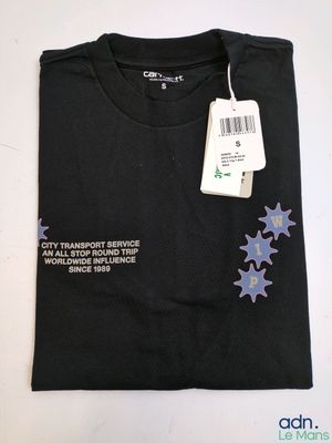 un t-shirt noir orné d'étoiles violettes et muni d'une étiquette