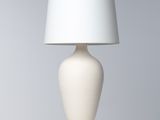 une lampe blanche posée sur une table blanche
