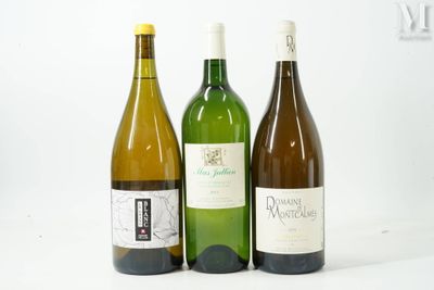 trois bouteilles de vin posées l'une à côté de l'autre sur une table