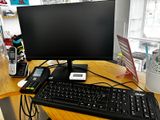 un bureau d'ordinateur équipé d'un clavier et d'un écran