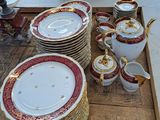 de nombreuses assiettes et tasses posées sur un plateau posé par terre