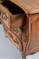 Commode galbée en noyer mouluré ouvrant par cinq tiroirs et … (photo 4)