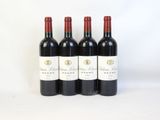 trois bouteilles de vin rouge posées sur une table blanche