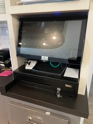 une télévision posée sur un meuble dans une pièce