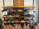 de nombreuses boîtes de chaussures sur les étagères de la pièce