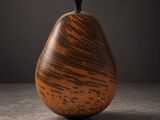 un vase en bois avec un couvercle noir posé sur une table