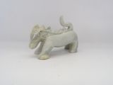 statue d'un éléphant avec un oiseau sur le dos, posée sur une surface blanche