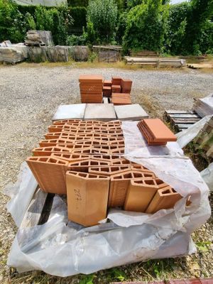 un tas de briques posé par terre à côté d'un autre tas de briques
