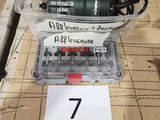 une boîte contenant une perceuse et une boîte sur laquelle figure le chiffre 7