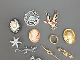 plusieurs types de broches, disposées sur un fond gris