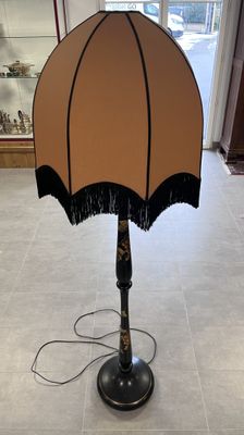 Lampadaire bois tourné noirci à décor de pampres de vigne av…