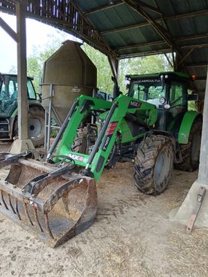 un tracteur garé dans un bâtiment