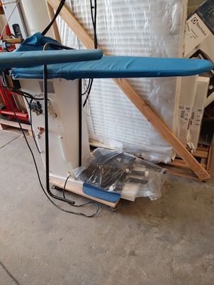 une planche à repasser bleue posée sur un support dans un garage