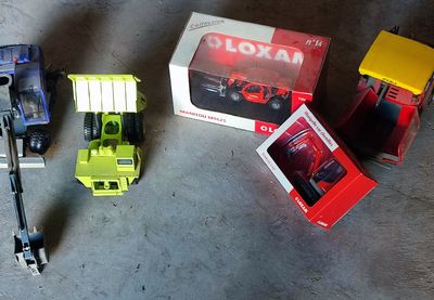 quatre camions miniatures posés par terre les uns à côté des autres