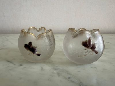 deux vases en verre posés sur une table