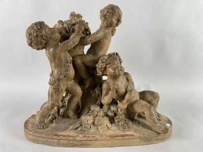 statue représentant un groupe d'enfants jouant avec un chien, posée sur un socle en bois