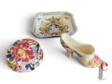 trois types différents d'objets décoratifs sur un fond blanc