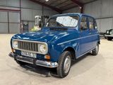 une petite voiture bleue garée dans un garage