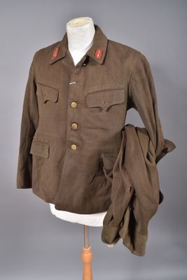 une photo d'une veste militaire sur un mannequin