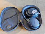 un casque audio dans son étui, posé par terre