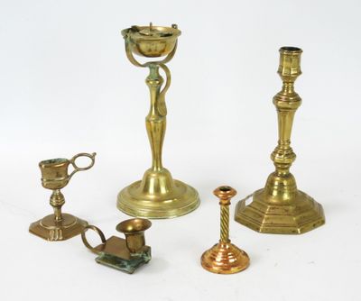 quatre types différents de bougeoirs en laiton sur fond blanc
