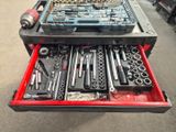 beaucoup d'outils dans une boîte à outils posée par terre