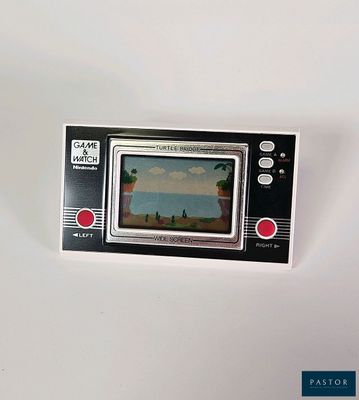 un petit téléviseur posé sur une table blanche