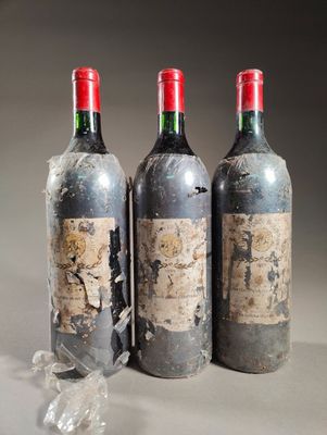 trois bouteilles de vin posées l'une à côté de l'autre sur une table