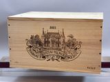 une image représentant une boîte en bois sur laquelle figure l'illustration d'un château