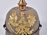 un vieux casque militaire orné d'un aigle doré