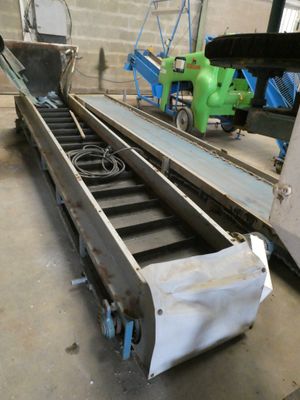 une image d'une bande transporteuse dans une usine