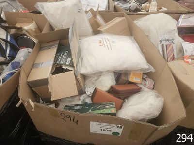 de nombreux cartons d'objets posés à même le sol