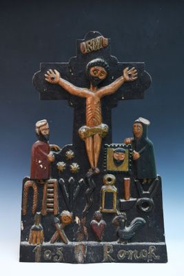 une statue de Jésus sur la croix, entourée de personnes