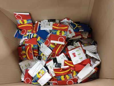 une boîte en carton remplie de différents types d'objets