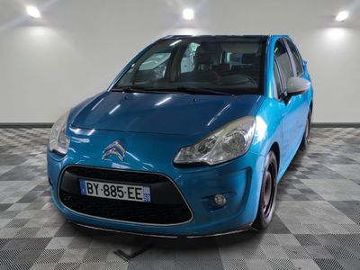 la photo d'une voiture bleue garée dans un garage