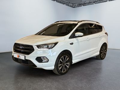 Une Ford Kuga blanche est garée dans une grande pièce