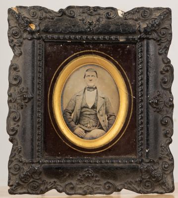 Photo daguerréotype, homme assis.