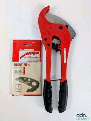 une image représentant une paire de pinces rouges et noires à côté d'un coffret à outils