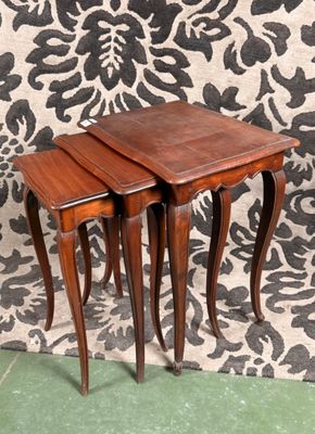 Suite de trois tables gigognes en bois ciré, pieds cambrés.