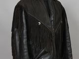 veste en cuir noir à franges sur un mannequin, mannequin, mannequin, mannequin, mannequin, mannequin, mannequin, mannequin