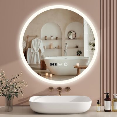une salle de bains avec une baignoire et un miroir accroché au mur