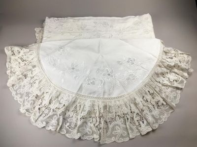 jupe à volants en dentelle blanche avec une bordure blanche sur fond gris