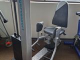 une photo d'une salle de sport équipée d'appareils et dotée d'une grande fenêtre