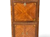 une armoire ancienne en bois, dotée de deux tiroirs et d'une porte