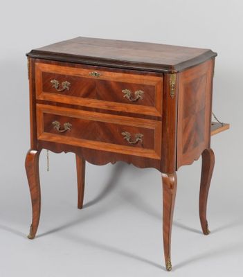 une photo d'une petite commode en bois