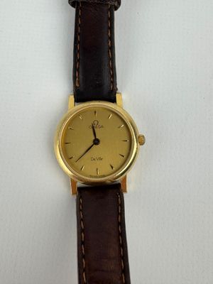 une image d'un gros plan d'une montre-bracelet sur une surface blanche