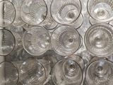 beaucoup de verres à vin vides posés sur le comptoir